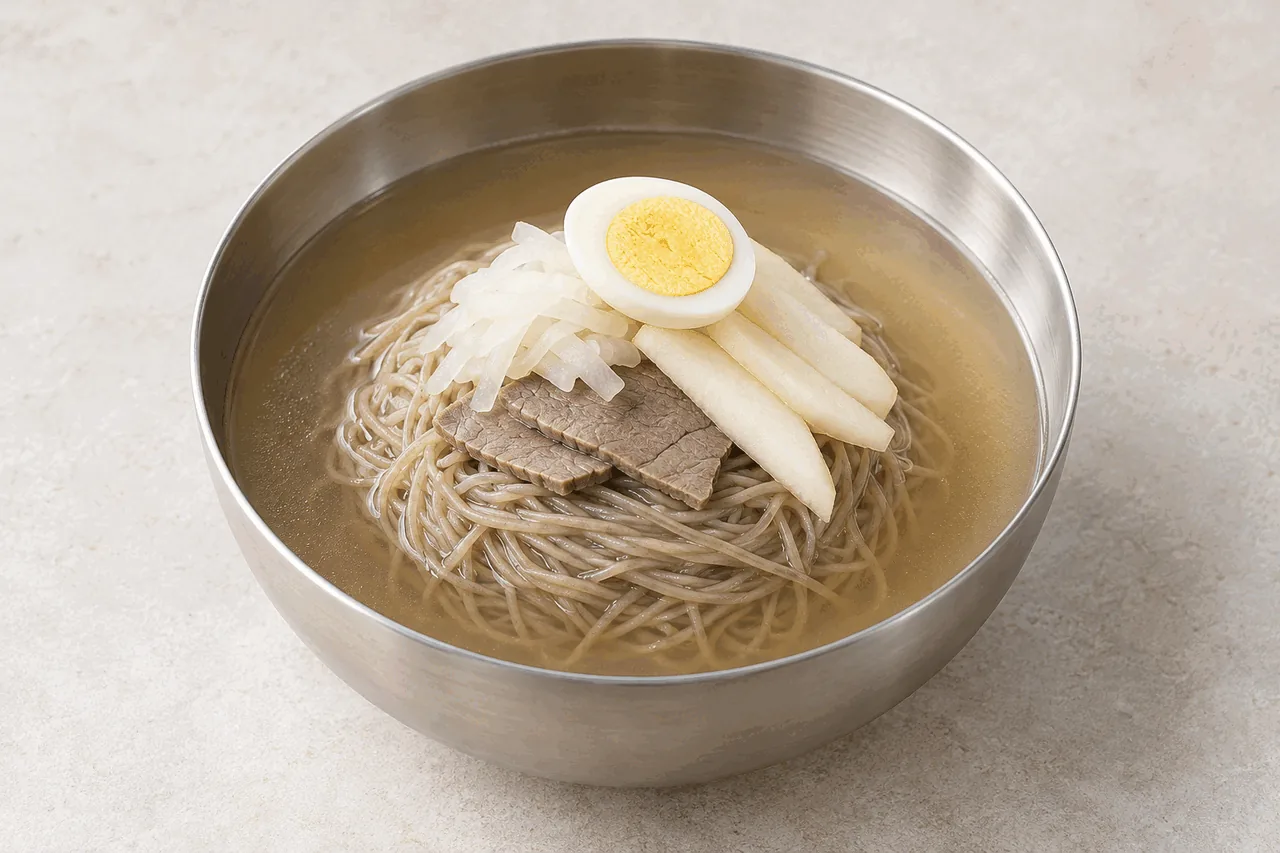 맑은 소고기 육수와 메밀면 위에 편육·무채·배·삶은 달걀을 올린 평양냉면